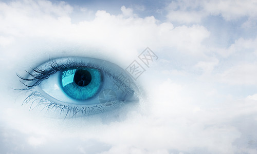 眼睛健康多云天空背景上的女蓝眼睛图片