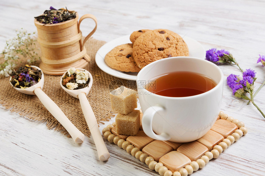 草药茶饼干木桌上各种草药茶图片