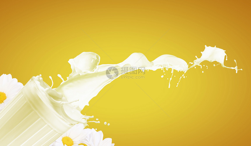 杯子里新鲜牛奶新鲜牛奶璃上的颜色背景,插图图片