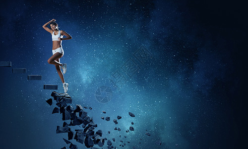 体育女克服挑战运动活跃的女人跑石头倒塌的梯子上图片