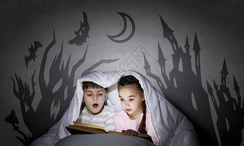 孩子们噩梦两个小孩子毯子下看书图片