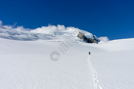 新西兰人们走新西兰山脉的雪地里图片