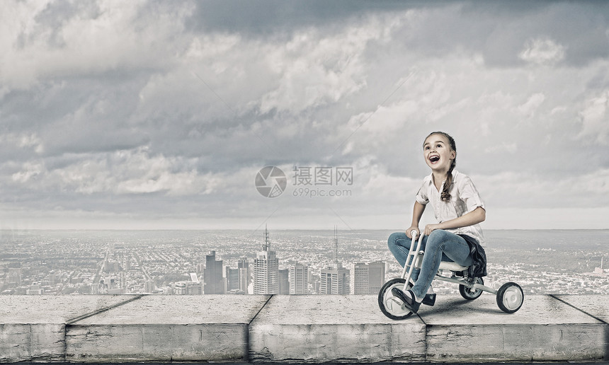 骑自行车的女孩小可爱的学龄前女孩骑三轮车图片