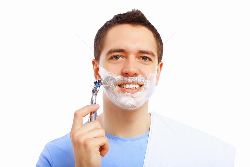 在家里的年轻人早上刮胡子图片