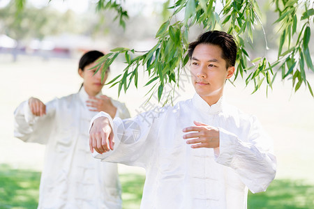 人们公园练泰拳人们夏天公园练泰拳背景图片