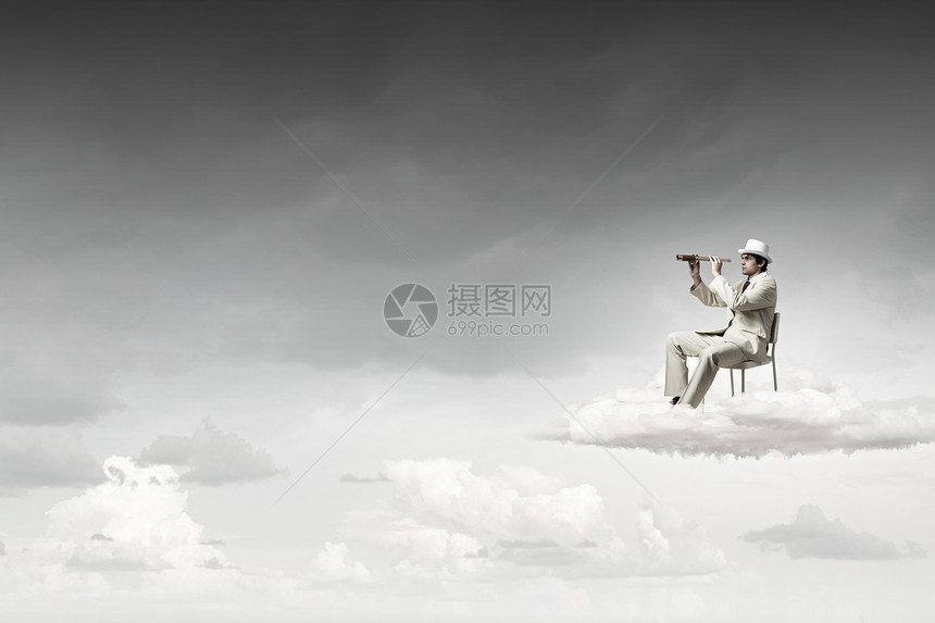 寻找未来的观点穿着白色西装帽子的商人坐椅子上看着望远镜图片