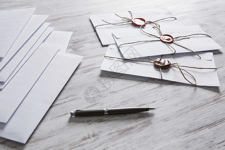 桌子上印章的信件旧的邮政与信封与蜡密封空白纸张木制表背景图片