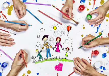 吸引你的家人人们用手画画,描绘幸福的家庭观念图片