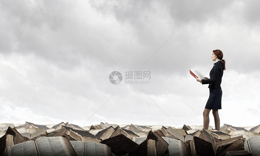 你读了多少漂亮的女商人走堆旧书上图片