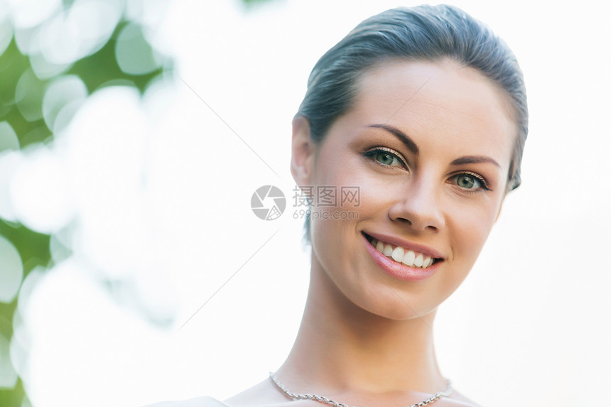 商业女人户外微笑的肖像户外轻商业女的肖像图片