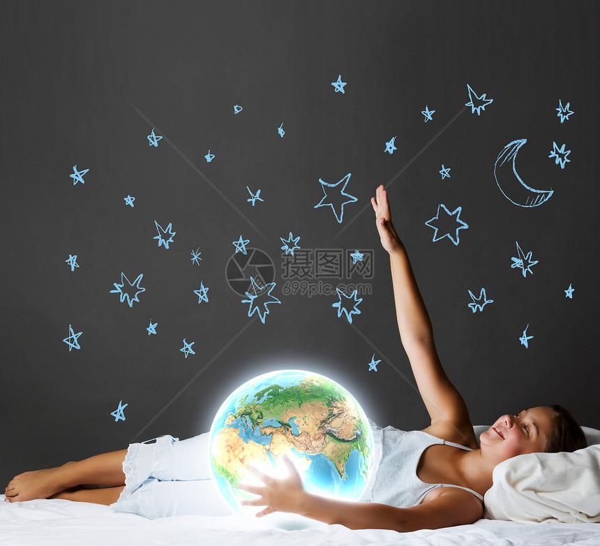 晚上梦可爱的女孩睡床上看着地球这幅图像的元素由美国宇航局提供的图片
