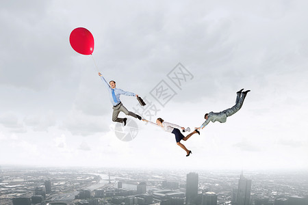 商务人士乘坐气球天空中飞行办公室逃走图片