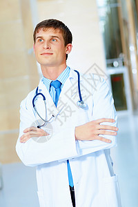 友好的男医生医院友好的男医生微笑的肖像图片