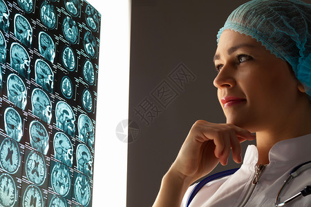 女医生检查X光吸引力的女医生看X光结果的图像图片