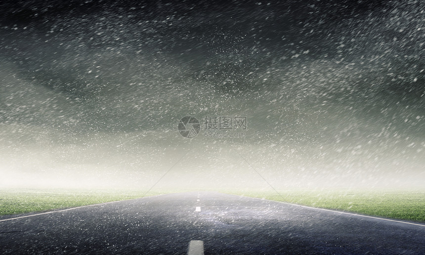 湿路雨天暴风雨天气道路的自然景观图片