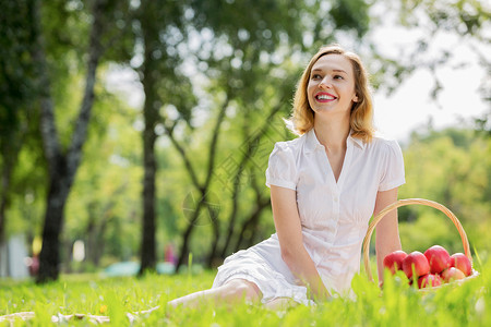 带苹果的女孩夏天公园里带着苹果的轻漂亮女人图片