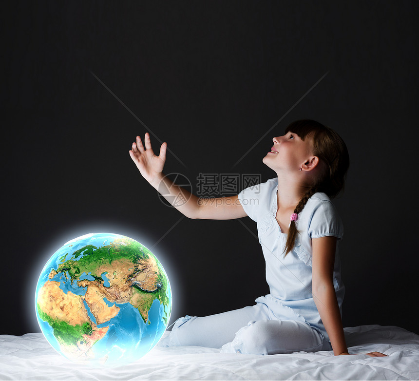 晚上梦可爱的女孩坐床上看着地球这幅图像的元素由美国宇航局提供的图片
