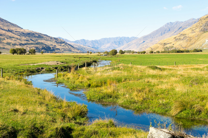 风景如画新西兰阿尔卑斯山溪流的自然景观图片