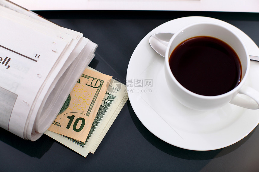 桌子上放着报纸咖啡和钞票图片