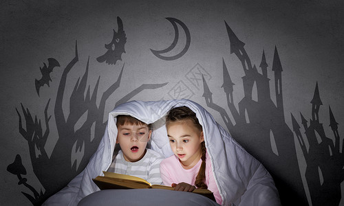 孩子们噩梦两个小孩子毯子下看书图片