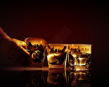 蒂派卡尔三杯威士忌手着三杯威士忌中的杯加冰派插图背景