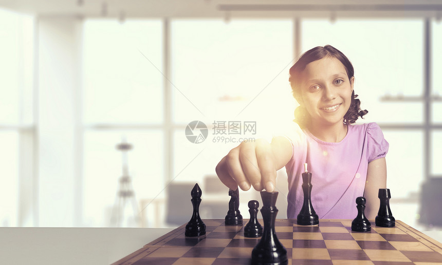 聪明的头脑下棋轻的高加索女孩下棋图片