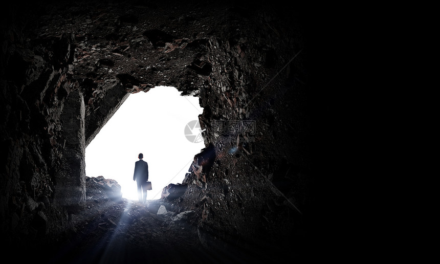 站在山洞口的男人图片