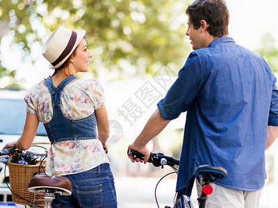 城市里骑车的年轻夫妇图片