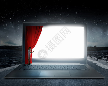 女人打开窗帘轻的女商人笔记本电脑屏幕上拉开帷幕背景图片