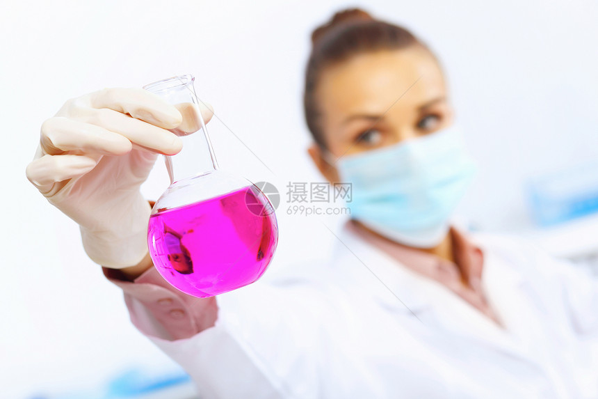 年轻的女科学家在实验室里处理液体图片