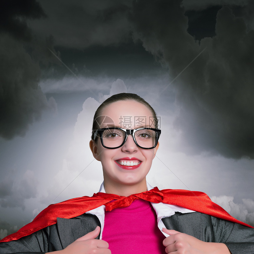 成为超级女人需要力量穿红色斗篷的女商人像超级英雄样打开她的衬衫图片