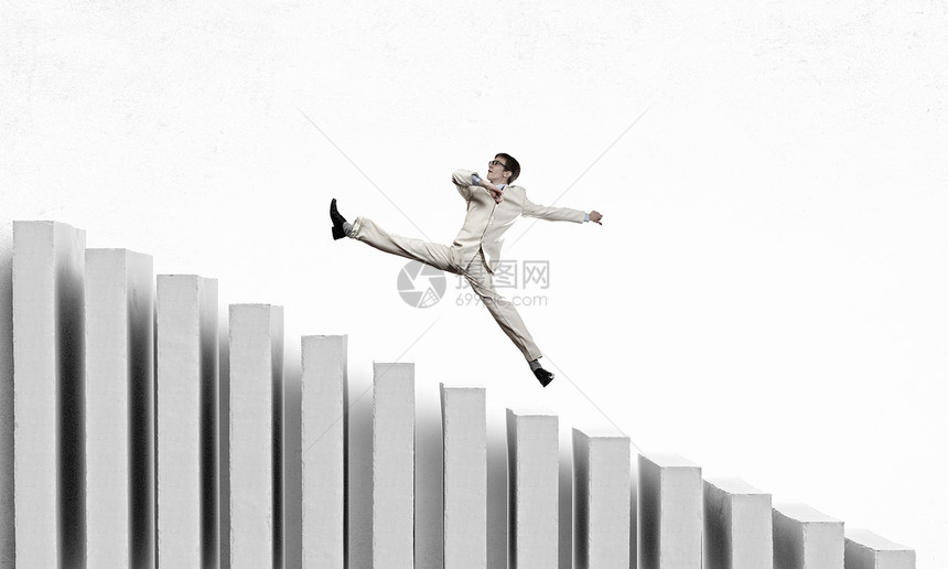 上职业阶梯轻的商人楼梯上奔跑,代表着成功的图片