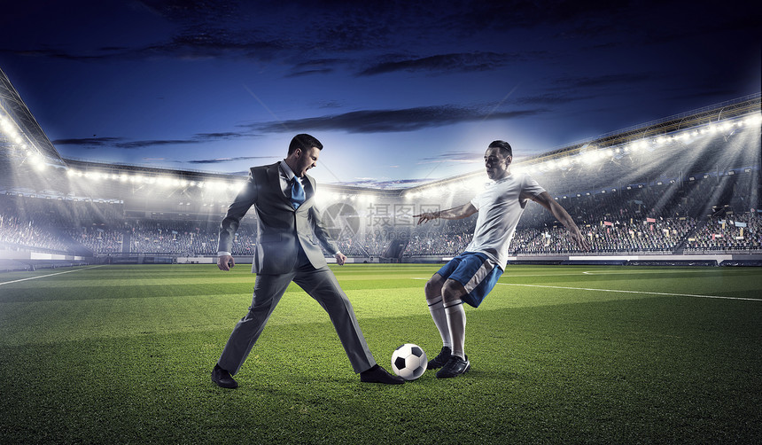 商人球员为球而战穿着西装的轻商人体育场踢足球图片
