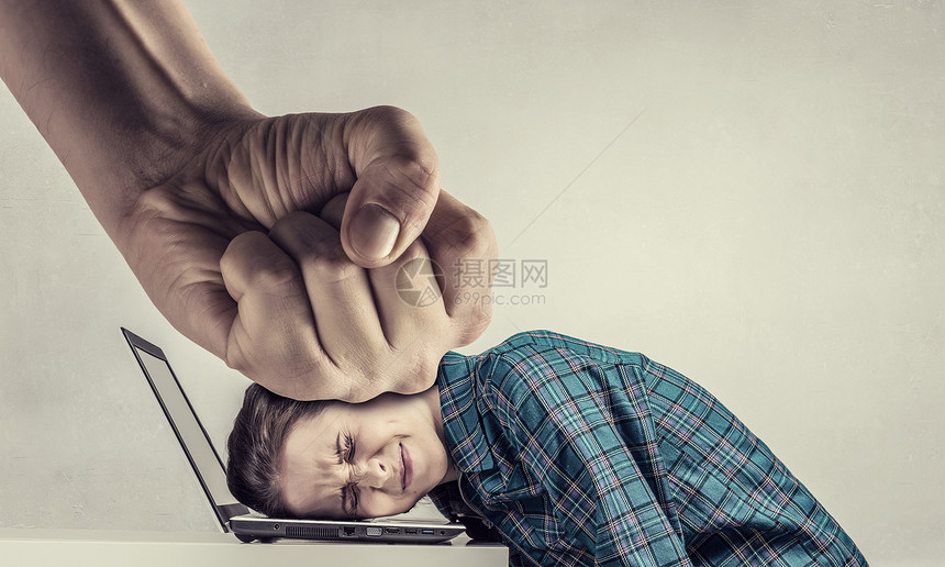 工作的压力下女程序员用拳头压笔记本电脑上图片