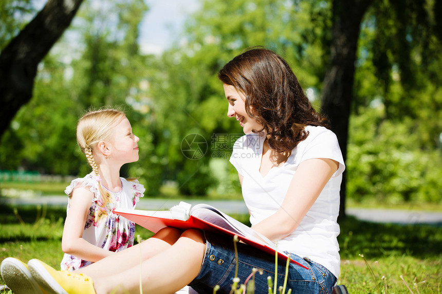 孩子妈妈可爱的女孩她妈妈公园玩耍的形象图片