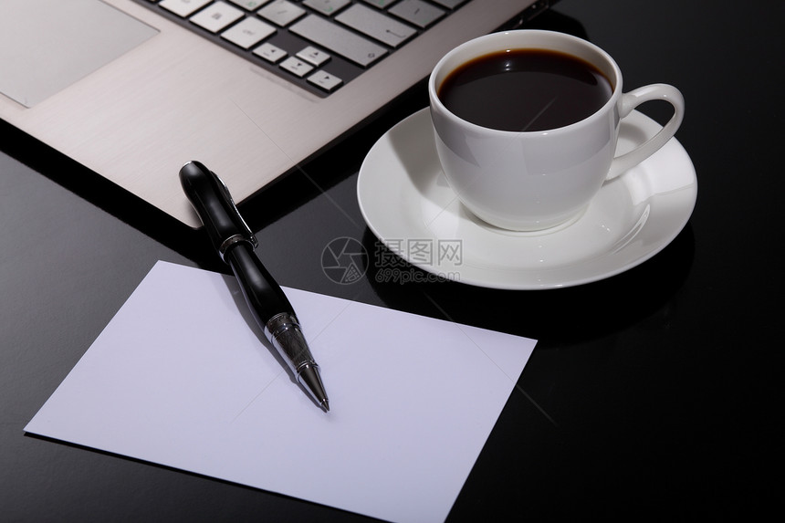 办公桌上的纸笔咖啡电脑图片