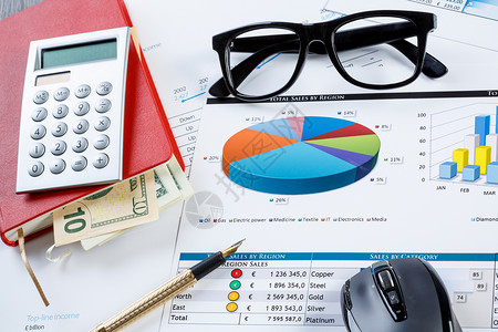 表格上的财务图表办公室桌子上的财务图表眼镜图片