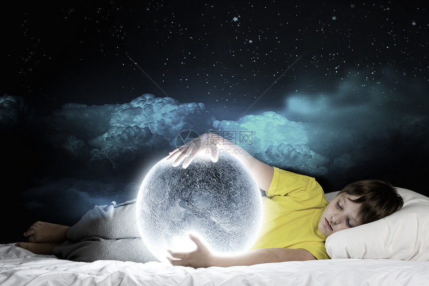 晚上梦可爱的男孩躺床上梦见月亮图片