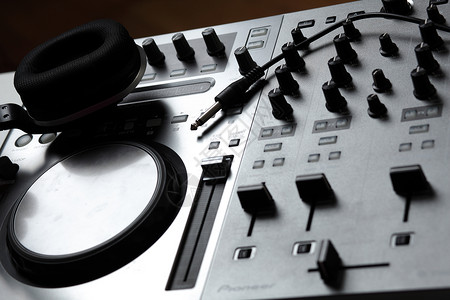 DJ混合器DJ调音台设备,控制声音播放音乐背景图片