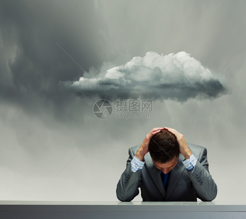 生意上的失败沮丧的轻商人坐雨下湿漉漉的图片