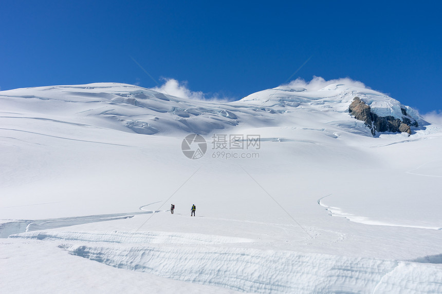 新西兰群人新西兰山脉的雪地里行走图片