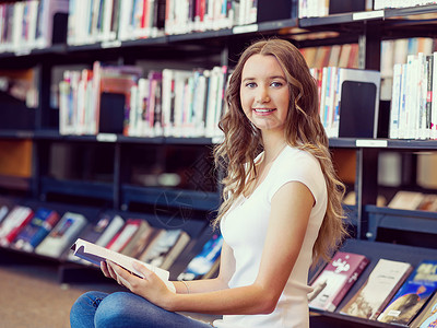 快乐的女学生图书馆书快乐的轻女学生图书馆书图片