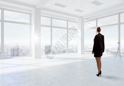 顶层办公室的女商人图片