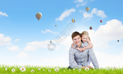 快乐的父女坐草地上图片