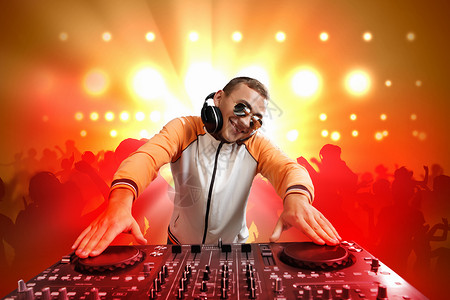 聚会来袭DJ混合器DJ个调音台设备来控制声音播放音乐背景