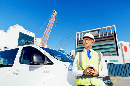 建筑工地的工程师建设者建筑工程师施工场景穿着安全背心咖啡图片