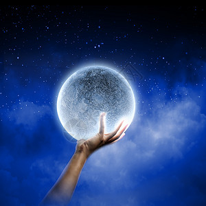 月球行星靠近人的手握着月球行星图片