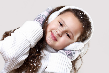 可爱的小女孩冬天穿快乐的新图片