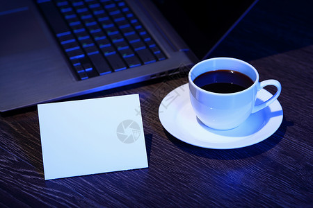 办公桌上放着电脑咖啡和纸图片