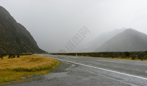 风景如画新西兰阿尔卑斯山道路的自然景观高清图片